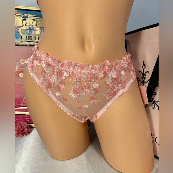 Elegant Pink Lace Lingerie Set - Picture 5 of 10